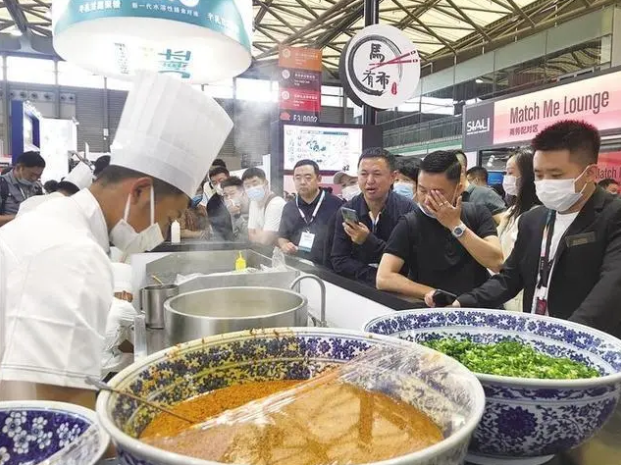 现场特写 牛肉面成为“中食展”上耀眼明星