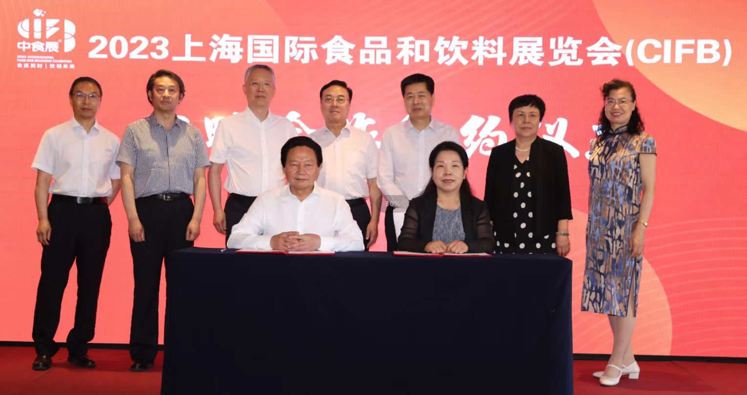 中国食品工业协会副会长、中国食品安全报社社长朱长学与商业发展中心主任刘颖霞现场签署战略合作协议 中国食品工业协会副会长、中国食品安全报社社长朱长学与商业发展中心主任刘颖霞现场签署战略合作协议